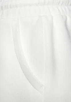Hot Bench. Relaxshorts Cream