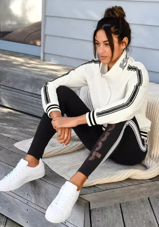 Discount Bench. Sweatshirt Ecru